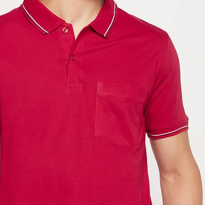 Polo pour homme rouge haut de gamme avec logo personnalisé, manches courtes, tissu en mélange de coton premium, coupe moderne, tenue décontractée et professionnelle - Product Image 3