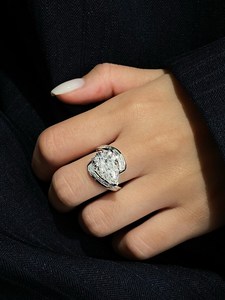 Anillo de Diamantes con Corte Pera en Oro Blanco con un Diseño Único de Bypass, Detalles de Diamantes Baguette y Elegancia Atemporal, Ideal para Regalo - Product Image 3