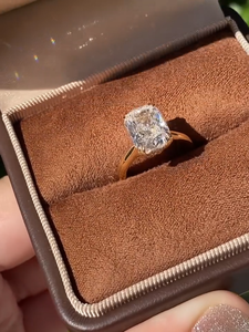 Anillo de compromiso solitario con halo oculto y corte alargado de 3 quilates – Certificado IGI - Product Image 3
