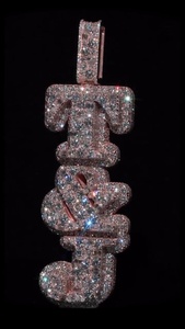 Colgante vertical de moissanita personalizado, plata 925, 15 mm de grosor, dije inicial de 3 letras, piedra de corte mixto, colgante estilo hip hop, venta al por mayor. - Product Image 3
