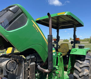 Venta al por mayor de tractor agrícola John Deere 5075e de 75 CV usado de Rusia, 4x4, con motor, caja de cambios, bomba y cojinetes fiables para agricultura. - Product Image 1