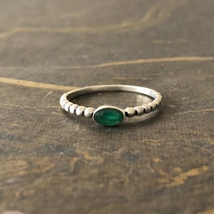 Anillo Delicado con Gema de Esmeralda de 1.6 Gramos, Engaste Fino con Diamante de Corte Ovalado, Elegante y Lujoso - Product Image 1