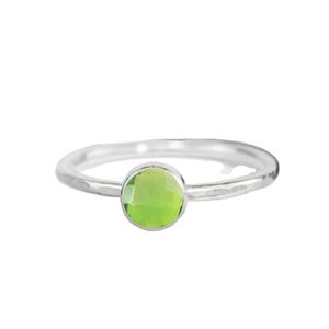 Anillo de Plata de Ley 925 con Peridoto en Bisel, Banda Martillada, Gema Redonda Facetada, para Unisex, Joyería para Bodas y Fiestas - Product Image 1