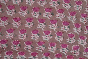 Tissu en coton imprimé à la main de Jaipur, motifs de fleurs rouges et bleues et treillis turquoise, tissu artisanal pour confection de robes et décoration intérieure - Product Image 1