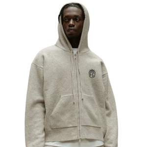 Sweat à capuche zippé en tricot beige avec emblème – Confortable et élégant pour hommes et femmes, idéal pour le quotidien et les tenues décontractées - Product Image 6