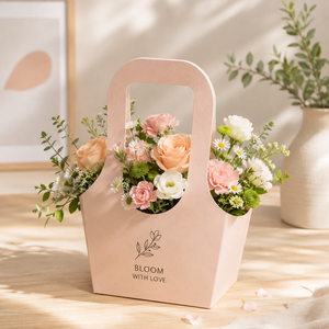 ถุงของขวัญลายดอกไม้ Bloom With Love พร้อมหูหิ้วแบบไดคัท ทำจากกระดาษไอวอรี่ พิมพ์ออฟเซ็ต รีไซเคิลได้ รูปทรงพิเศษ ดีไซน์คลาสสิก - Product Image 1