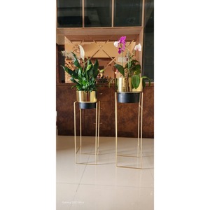 Juego de Macetas Metálicas Elegantes en Diferentes Tamaños, Macetas de Hierro Sólido para Decoración de Jardín, Accesorios para Macetas de la India - Product Image 1