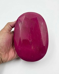 พลอยทับทิมสีแดงเข้มทรงรีเจียระไนแบบมรกต ขนาด 4000 กะรัต พลอยธรรมชาติเม็ดเดี่ยว ขัดเงา สีแดงเข้ม ขนาดใหญ่ - Product Image 1