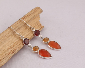 Vente en gros de boucles d'oreilles en argent sterling 925 avec onyx rouge, boucles d'oreilles pendantes multi-pierres précieuses naturelles pour femmes, fournisseur de bijoux artisanaux - Product Image 1