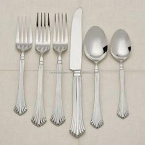 Juego de cubiertos de metal de doble tono con acabado plateado y negro Ideal para elegantes comedores y restaurantes de hoteles - Product Image 1