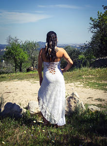 Robe longue bohème tendance 2026 en dentelle blanche avec dos croisé, idéale pour les soirées et festivals, vêtements de fête pour femmes - Product Image 2