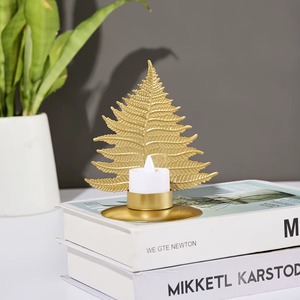 Élégant porte-bougie en métal doré en forme de feuille de fougère avec base ronde, parfait pour créer une ambiance festive et chaleureuse. - Product Image 6