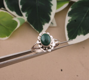 แหวนเงินแท้ 925 ประดับมรกตทรงกลม งานแฮนด์เมด สไตล์โบโฮคลาสสิก เรียบหรู แหวนเดี่ยว รับรองโดยเจไพร์ เหมาะสำหรับทั้งชายและหญิง ใช้ในงานแต่งงาน - Product Image 5