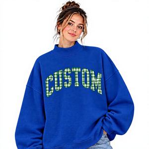 Sweat-shirt bleu pour femme à col montant, imprimé lettres vertes, épaules tombantes, manches longues, avec logo appliqué à carreaux vichy - Product Image 1