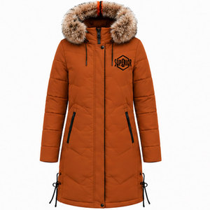 Parka isolée à capuche pour femme avec col en fausse fourrure et tissu résistant à l'eau pour une collection tendance de vêtements d'hiver - Product Image 1