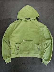 Sweat à capuche court personnalisé pour homme, design minimaliste, détail poche utilitaire, accent œillet métallique, streetwear premium - Product Image 1