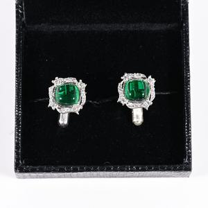 Boutons de manchette personnalisés en laiton plaqué or avec pierre précieuse naturelle de tourmaline verte brute du Rajasthan, cadeau de mariage pour le marié - Product Image 3