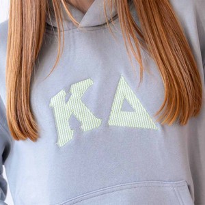 เดลต้า |   เสื้อฮู้ดปักลาย Zeta สีชมพู ผ้าฟลีซ ยูนิเซ็กส์ สไตล์ลำลอง ตกแต่งด้วยผ้าทวิลล์  โลโก้ด้านหน้า ทรงโอเวอร์ไซส์ เหมาะสำหรับใส่ในฤดูใบไม้ร่วง - Product Image 5