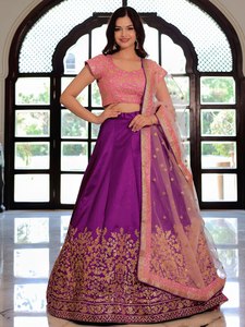 Haut court rose brodé avec lehenga violet et dupatta en organza pour demoiselle d'honneur - Product Image 5