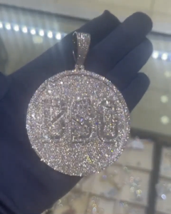 Colgante Redondo Personalizado con Letra, Plata de Ley 925, Moissanita VVS, Corte Baguette, Diamante, Joyería de Lujo Estilo Hip Hop para Uso Unisex - Product Image 1
