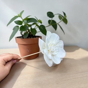 VADEE Craft Fleurs artisanales durables en bois de camélia blanc, taille 8,5 cm, avec tige en fibre de plantes de Sésbanie, modèle Thaïlande - Product Image 5