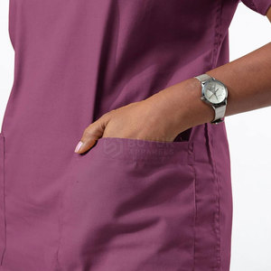 Tenues d'hôpital professionnelles personnalisables pour femmes en polyester/coton, fabriquées au Pakistan, en vente - Product Image 6