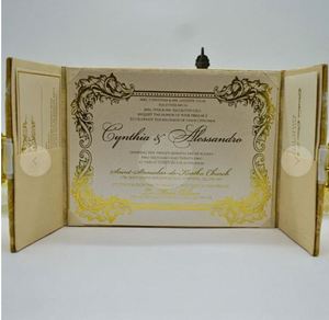 Folio tríptico de seda brocada dorada para invitaciones de boda al mejor precio por parte del proveedor. - Product Image 4