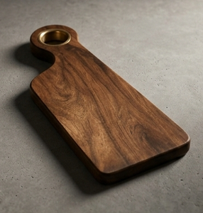 Tabla de cortar de madera de mango con acabado en nogal, mango desplazado y anillo de latón, también utilizable como bandeja de servir - Product Image 4