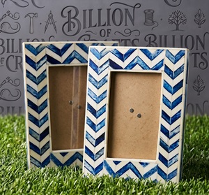 Cadre photo rectangulaire vertical en bois fait main avec incrustation de chevron bleu, décoration de table pour la maison - Product Image 3