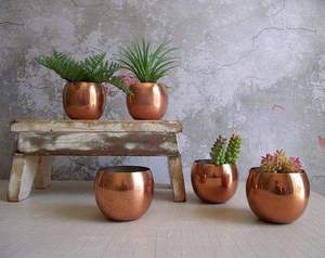 Jardinière en Cuivre Pur Bold Blossom, Design Industriel, Finition Sculptée à la Main, Forme et Taille Personnalisées, Option Dorée, Pour Extérieur Toutes Saisons - Product Image 1