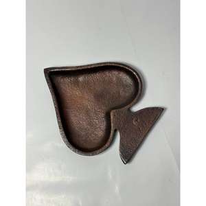 Plateaux décoratifs en forme de cartes à jouer, lot de 4, en aluminium, formes As, Pique, Cœur, Roi, parfaits pour le casino et la décoration intérieure - Product Image 3