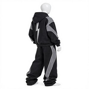 Survêtement à capuche zippé noir et gris avec empiècements contrastants incurvés et une silhouette athlétique audacieuse pour un style streetwear moderne - Product Image 4