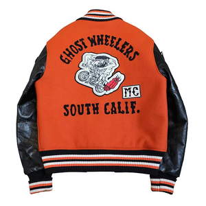 Chaqueta Varsity Clásica para Hombre con Ribete a Rayas y Logotipo, una elección clásica con el icónico ribete de punto a rayas - Product Image 2