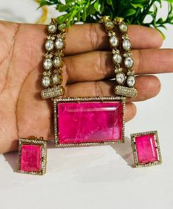 Conjunto de collar inspirado en Sabyasachi con piedra AD rosa y aretes a juego, chapado en oro, joyería nupcial llamativa. - Product Image 3