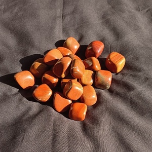 Piedra de Jaspe Rojo Natural Tallada |   Piedras de Jaspe Rojo Pulidas, Forma Irregular, para Meditación, Reiki y Sanación - Product Image 2
