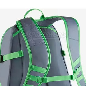 Mochila de fútbol versátil y protectora para todo tipo de clima con red integrada para balón, ideal para actividades deportivas al aire libre. - Product Image 6