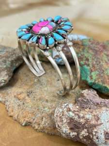 Anillo de compromiso trilogía redonda con diamante cultivado en laboratorio de 1+ quilates y piedras laterales en oro amarillo, blanco, rosa y platino de 18 quilates - Product Image 4