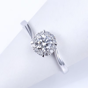 Bague de fiançailles en platine avec diamant rond taille brillant et serti halo, style classique, pour femme, certifiée IGI - Product Image 4