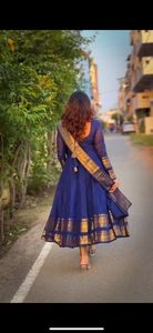 Impresionante vestido Anarkali con vuelo y dupatta para mujer, con bordado Zari dorado, perfecto para bodas y ocasiones festivas. - Product Image 4