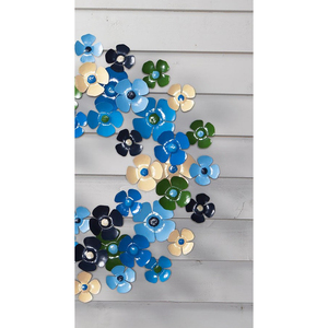 Couronne métallique vibrante, magnifiquement conçue avec des fleurs peintes superposées dans des tons riches de bleu, crème et vert accentué, pour la décoration. - Product Image 5