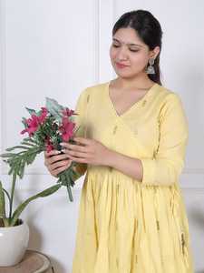 Conjunto de Dos Piezas Bordado en Amarillo para Mujer, Estilo Angrakha, Kurti con Pantalón, Ropa Étnica Festiva, Elegante y de Primera Calidad - Product Image 4