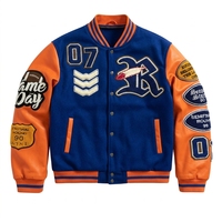 Fabricant OEM sur mesure de vestes universitaires de haute qualité en laine avec broderie de patchs en chenille, motifs camouflage, argyle, paisley et stand.