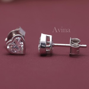Boucles d'oreilles solitaires en diamant de laboratoire certifié IGI, forme cœur, serties clos en or 18 carats - Product Image 4