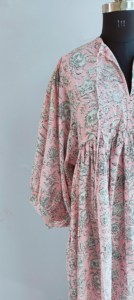 เดรสผ้าฝ้ายพิมพ์ลายดอกไม้สีชมพูวินเทจ แขนพอง คอผูก ทรงหลวม สไตล์ลำลอง สำหรับฤดูร้อน ผู้หญิง - Product Image 2