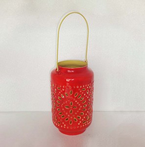 Lanterne à bougie en métal jaune, forme ovale, motif ajouré en treillis, poignée en bois, décoration de centre de table - Product Image 3
