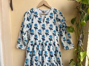 ชุดเดรสยาวพิมพ์ลายด้วยมือจากผ้าฝ้ายอินเดีย 100% คอวี แขนยาว ลายดอกไม้ - Product Image 4