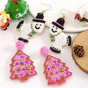 Boucles d'oreilles clous en forme d'arbre de Noël rose perlées avec accents de perles, bijoux classiques et mignons pour femme, cadeau de mode pour mariage - Product Image 3