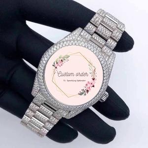 นาฬิกาหรูหราประดับเพชรโมอิสซาไนต์ VVS แบบกำหนดเอง ตัวเรือนสแตนเลสสตีล ระบบอนาล็อก ผ่านการทดสอบเพชร สไตล์ฮิปฮอป สำหรับทั้งชายและหญิง - Product Image 5