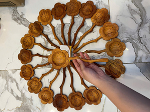 ชุดช้อนไม้แกะสลักลายดอกทานตะวัน ช้อนไม้คู่ สำหรับทำอาหาร ผสมอาหาร และเสิร์ฟอาหาร ผลิตภัณฑ์จากเวียดนาม จำหน่ายส่ง - Product Image 5