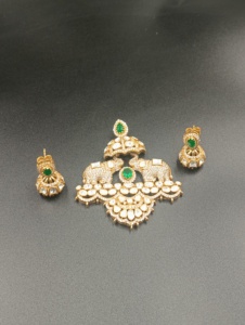 ชุดจี้รูปช้างชุบทอง 10K เงินแท้สไตล์ชาติพันธุ์จาก Amaira Jewels ประดับด้วยพลอยทรงเหลี่ยมมรกต เครื่องประดับงานแต่งงานธีมสัตว์สำหรับผู้หญิง - Product Image 6
